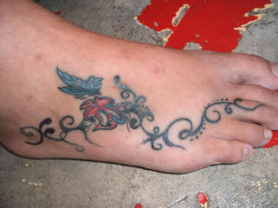 When it comes to flower tattoos on the foot and ankle, women might get 